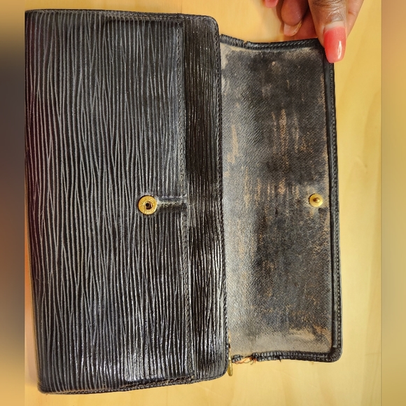 AUTHENTIC Louis Vuitton Epi leather Porte Tresor International wallet. Black. - Picture 12 of 12